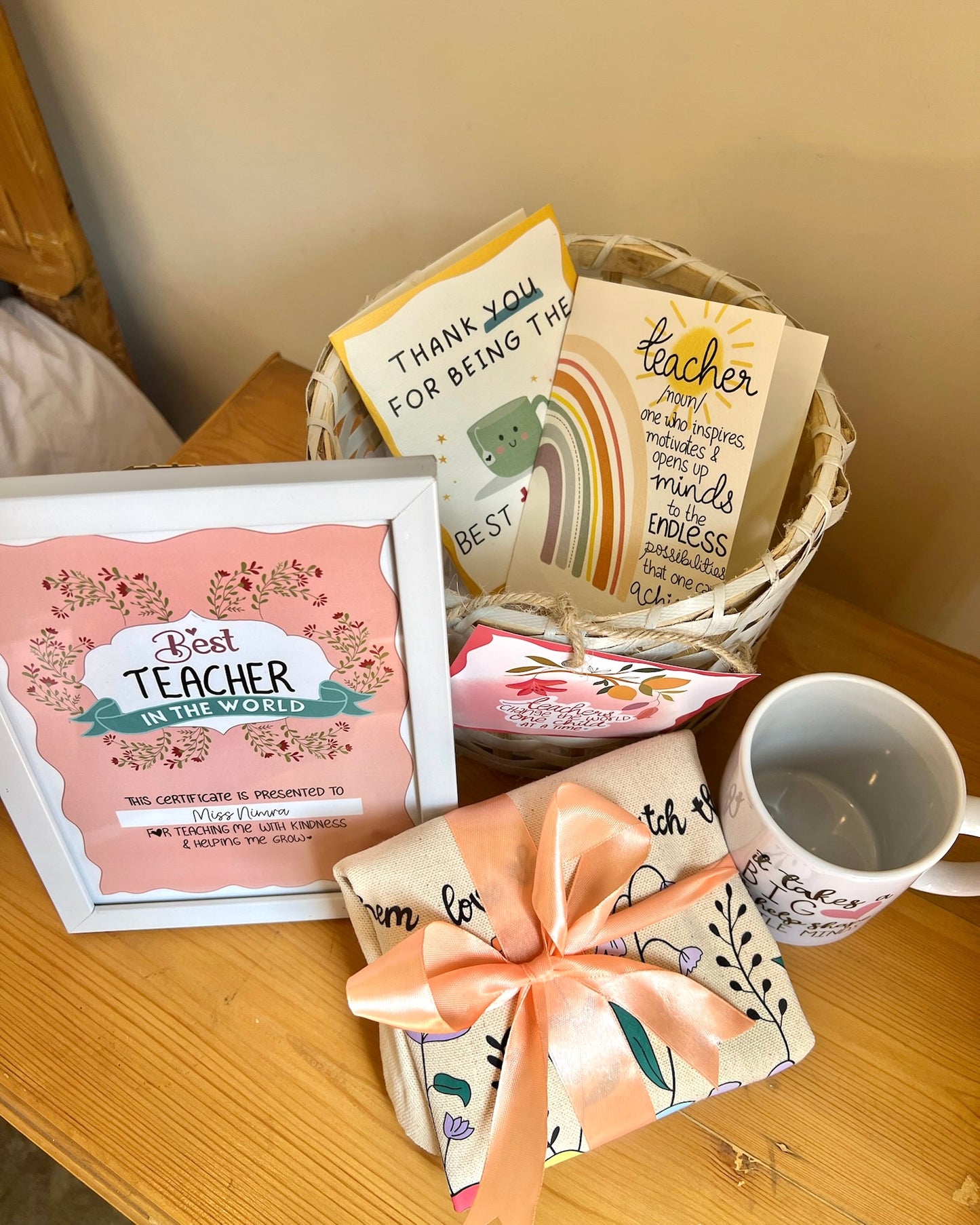 Teacher's Deluxe Basket: Frame + Mug + Tote bag + 2 Cards